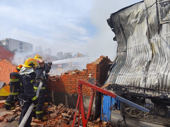長興路銀河路一汽修廠發(fā)生火情 火勢已經(jīng)控制無人員傷亡